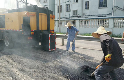 沥青热再生综合养护车演示现场